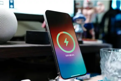 和田县苹果15换屏服务分享用什么充电器给iPhone15充电更好 